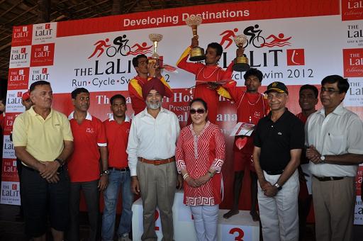 Dr. Jyotsana Suri along with Drishti Lifeguards winners of Lalit Run Cycle Swim