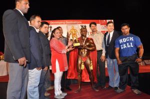 Dr. Jyotsna Suri awarding Winner of The Lalit Mr. Beach Body Subhash Andrade