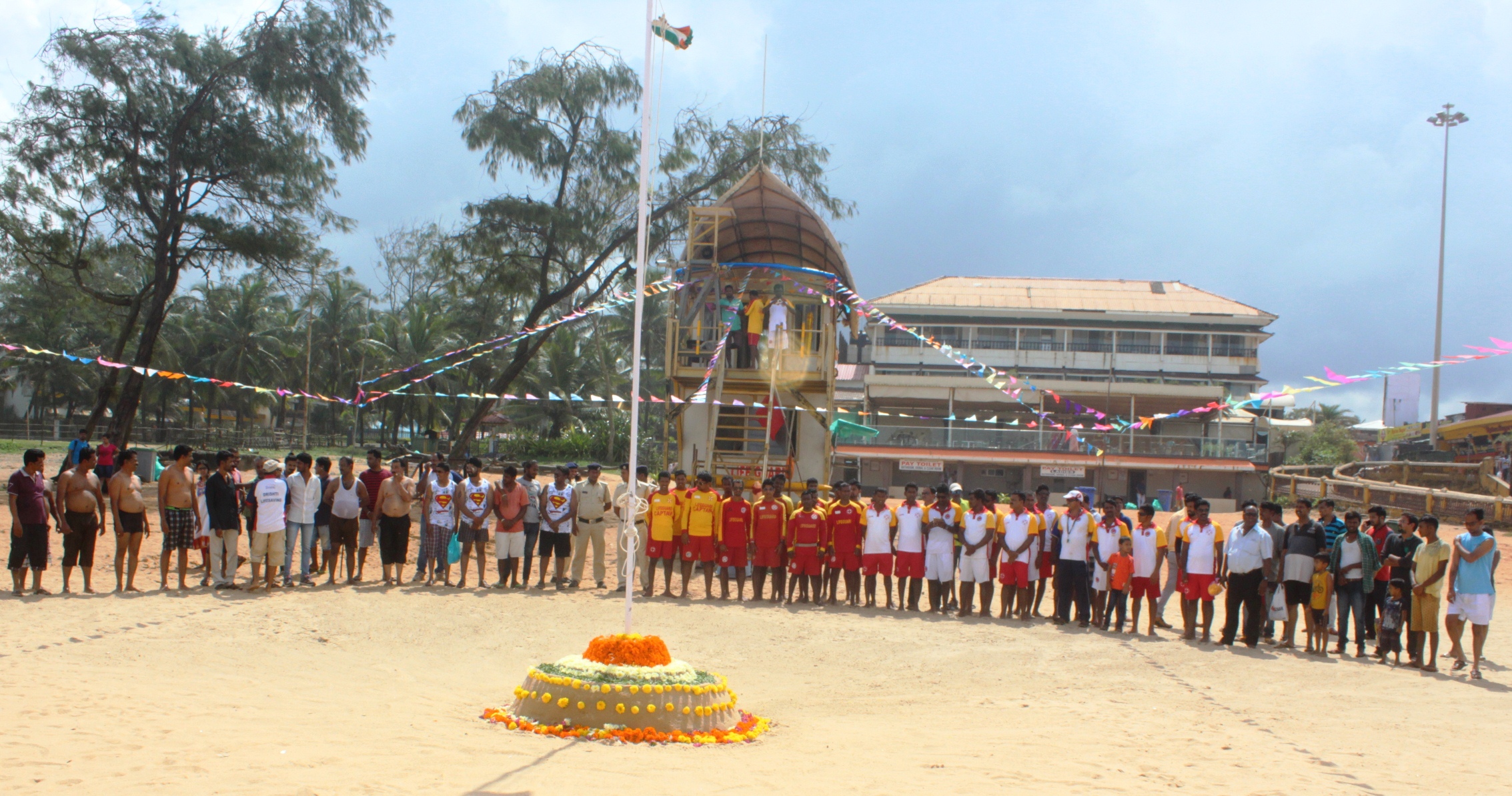 Picture 2 - Drishti lifeguards along with beach goers celebrated India's 70th Independence Day at Calangute beach